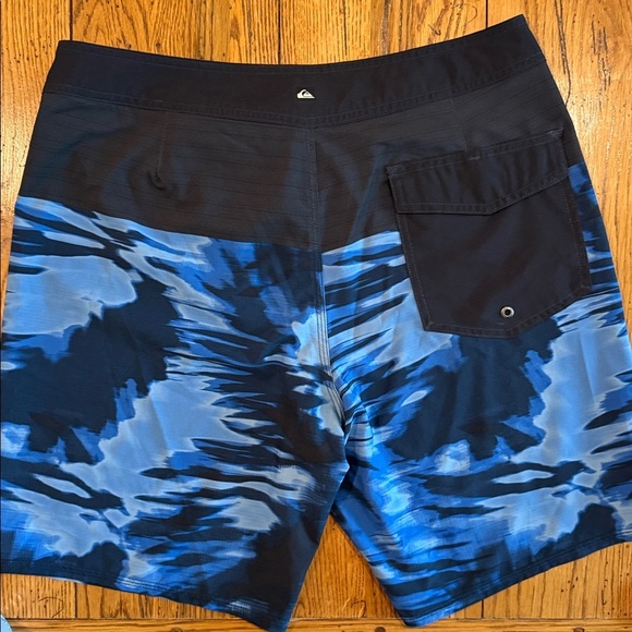 Quick Silver Board Shorts SZ 34” - Picture 6 of 10